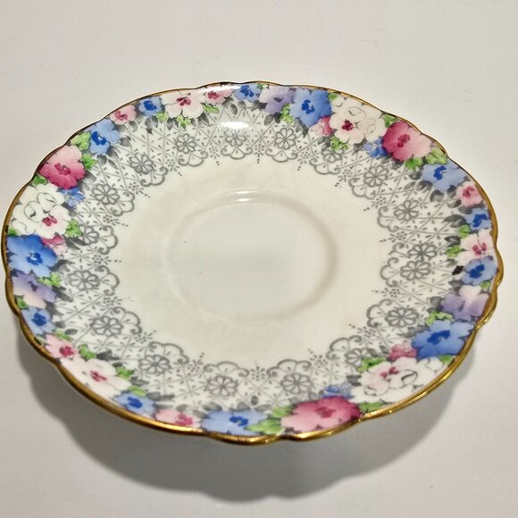 Crown Staffordshire - Floral & Lace Vintage Tea Cup & Saucer Set - Picture 5 of 6